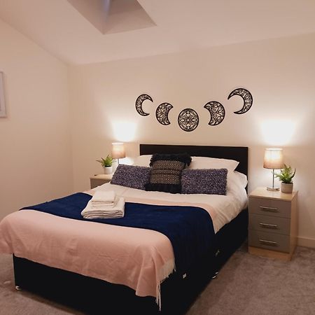 Bliss Contractor Apartments- Sleeps 6 Bradford  Bagian luar foto