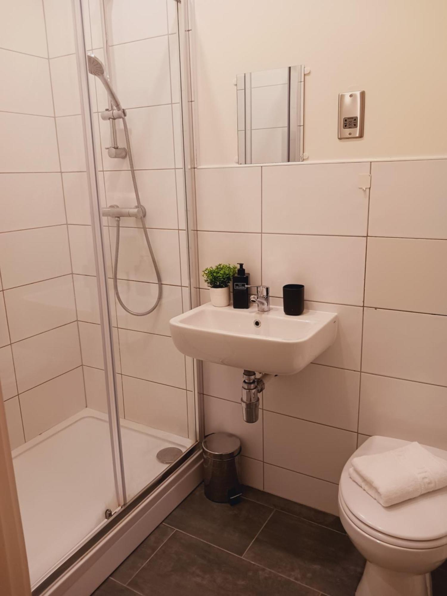 Bliss Contractor Apartments- Sleeps 6 Bradford  Bagian luar foto