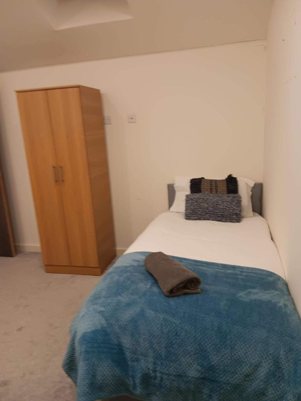 Bliss Contractor Apartments- Sleeps 6 Bradford  Bagian luar foto
